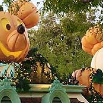 Check out the Halloween decorations and party at Disneyland this Halloween. It's the best vacation you can plan this fall. Perfect weather, perfectly fun for the whole family!