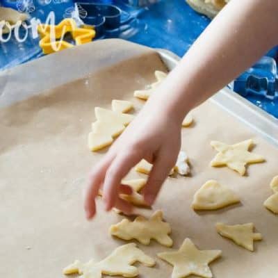 Top Tips to Teach Kids to Be Safe in the Kitchen. Check out these amazing ideas to keep your kids safe in the kitchen during the holidays
